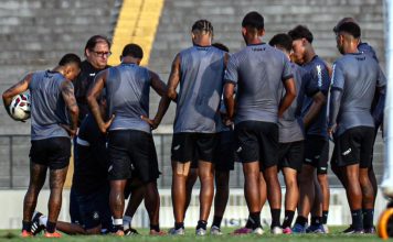 Guto Ferreira orienta os jogadores durante o treino – Foto: Samara Miranda (Clube do Remo)