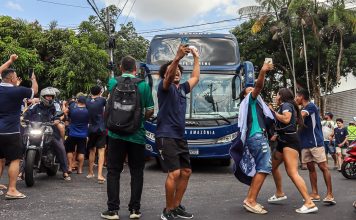 Torcida do Remo recebe time com festa após vitória diante do Cuiabá-MT Fenômeno Azul – Foto: Luis Carlos (Clube do Remo)