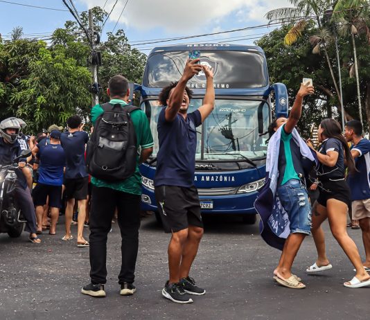 Torcida do Remo recebe time com festa após vitória diante do Cuiabá-MT Fenômeno Azul – Foto: Luis Carlos (Clube do Remo)