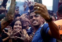 Nos braços do Fenômeno Azul Pedro Rocha – Foto: Raul Martins (Clube do Remo)