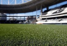 Série A de 2026 pode ter até 30% dos jogos em grama sintética Gramado artificial diminui o gasto dos clubes, mas tem causado preocupações com lesões – Foto: AFP