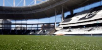 Gramado artificial diminui o gasto dos clubes, mas tem causado preocupações com lesões – Foto: AFP