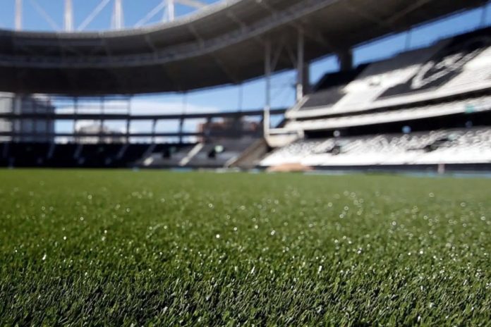 Gramado artificial diminui o gasto dos clubes, mas tem causado preocupações com lesões – Foto: AFP
