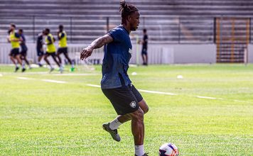 Atacante cava espaço no Leão Eduardo Melo – Foto: Samara Miranda (Clube do Remo)