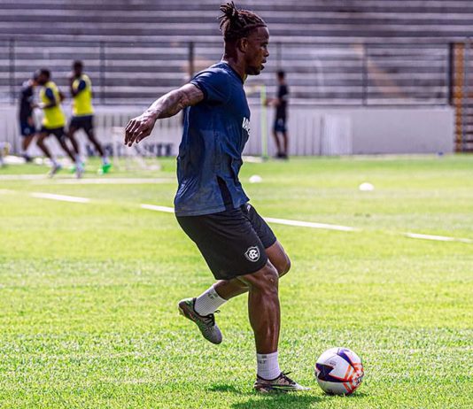 Atacante cava espaço no Leão Eduardo Melo – Foto: Samara Miranda (Clube do Remo)