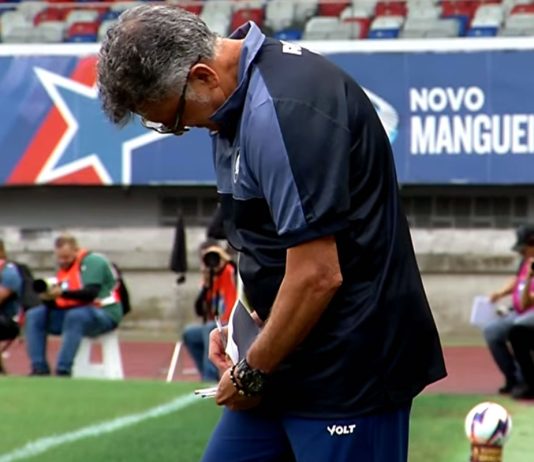 Um técnico de 20 titulares Juan Carlos Osorio – Foto: Reprodução (TV Cultura)