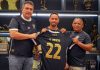 Pikachu assina contrato e posa com camisa do Remo Antônio Carlos Teixeira (Tonhão), Yago Pikachu e Carlos Lisboa – Foto: Samara Miranda (Clube do Remo)