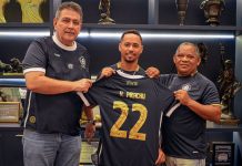 Pikachu assina contrato e posa com camisa do Remo Antônio Carlos Teixeira (Tonhão), Yago Pikachu e Carlos Lisboa – Foto: Samara Miranda (Clube do Remo)